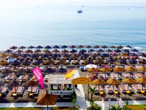 eine Luftansicht auf einen Strand mit Stühlen und Sonnenschirmen in der Unterkunft LA CARIHUELA - TORREMOLINOS ALQUILER DE CASA VACACIONAL MALAGA in Torremolinos