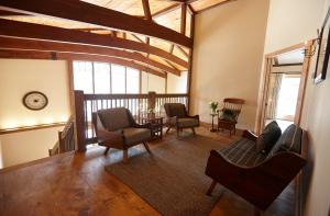 sala de estar con sillas y mesa en Seesaw's Lodge en Peru