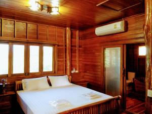 Postel nebo postele na pokoji v ubytování Huanmaisakngam Resort