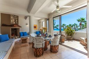 sala de estar con sofá y mesa con sillas en Club Cascadas de Baja, en Cabo San Lucas
