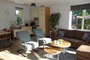 ein Wohnzimmer mit einem Sofa und einem Tisch in der Unterkunft Park Wijde Aa in Roelofarendsveen