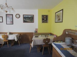 Posezení v ubytování Haus Fallesin + 28 fotografií