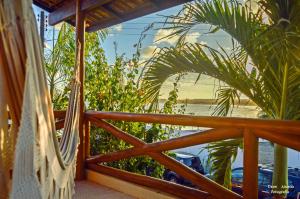 En balkong eller terrasse på Casa de beira mar com piscina