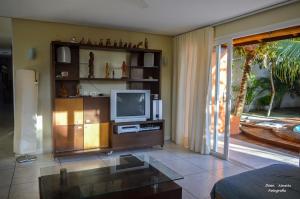 TV a/nebo společenská místnost v ubytování Casa de beira mar com piscina