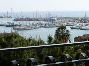 - une vue sur un port avec des bateaux dans l'eau dans l'établissement Appartamento Mare, à Sciacca