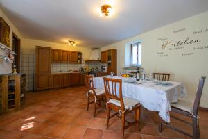 cocina con mesa y sillas en una habitación en The Cottage on the Lake, en Baveno