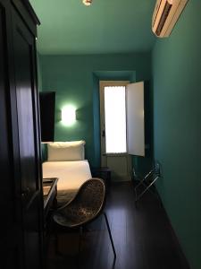 1 dormitorio con 1 cama, 1 mesa y 1 silla en Hotel Universo - WTB Hotels, en Florencia