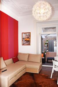 sala de estar con sofá y lámpara de araña en Fullest Apartments en Lisboa