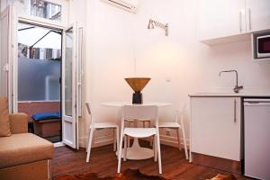 リスボンにあるフレスト アパートメンツの小さなキッチン、ダイニングルーム(テーブル、椅子付)