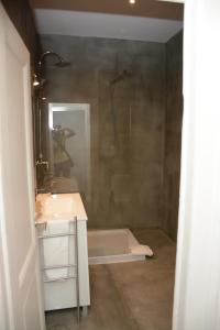 Uma casa de banho em Fullest Apartments