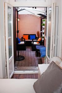 - Vistas a una habitación con sillas y mesas en Fullest Apartments en Lisboa