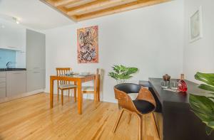 eine Küche und ein Esszimmer mit einem Tisch und Stühlen in der Unterkunft Graça Cozy Duplex in Lissabon
