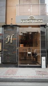 FunzaにあるHotel Funza Realの街の通りにある家具店の店頭 +27枚の写真