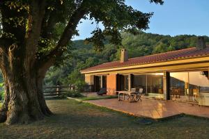 a house with a patio and a tree at Mas Companyo - Vallespir - Céret - Grand Mas in Céret