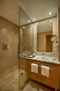un bagno con lavandino e doccia di ODYSSEE Boutique Hotel Casablanca a Casablanca