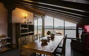 comedor con mesa y ventana grande en Casa Rural Nazar, en Nazar