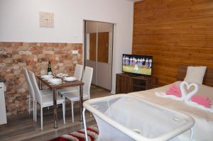 a living room with a table and a bath tub at Tatry Apartman, PRIMO, Starý Smokovec, Vysoké Tatry in Starý Smokovec