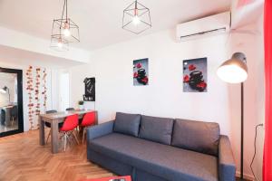 sala de estar con sofá y mesa en Victoria Avenue Apartment en Bucarest