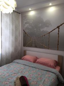 - une chambre dotée d'un lit et d'une peinture de pont sur le mur dans l'établissement Апартаменты в 3км аэропорта Киев, à Vychneve