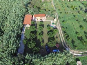 eine Luftansicht eines Hauses mit Hof in der Unterkunft Case Vacanza Teulada in Teulada