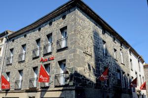 アグドにあるLogis Hotel Yseria - Historical Centerの横旗の建物