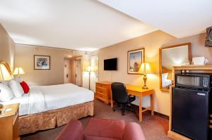 Habitación de hotel con cama y escritorio en Red Lion Hotel Rosslyn Iwo Jima en Arlington