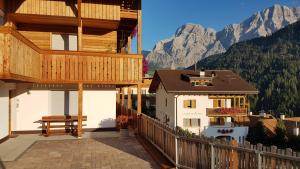 een balkon van een huis met bergen op de achtergrond bij Apartments Ingrid in La Valle