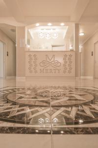 un vestíbulo con una señal de museo y un suelo de cristal en Hotel Merty, en Constanţa