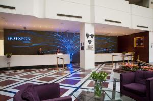 a living room filled with furniture and a projector screen at HS HOTSSON Hotel Leon in León