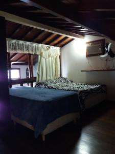 Dormitorio con cama con estampado de cebra en una habitación en Porto Dourado, G2, en Angra dos Reis