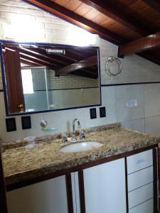 encimera con lavabo y espejo en Porto Dourado, G2, en Angra dos Reis