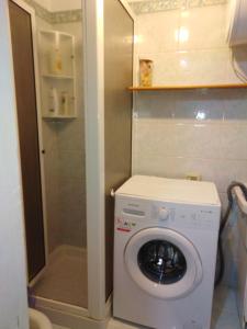 パルティニーコにあるDa Rosyの小さなバスルーム(シャワー付)の洗濯機が備わります。