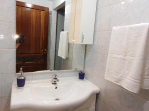パルティニーコにあるDa Rosyのバスルーム(白い洗面台、鏡付)