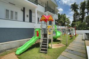un parque infantil frente a un edificio con tobogán en Le Villagio Resort & Domes, en Sultan Bathery