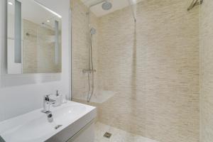 ベルサイユにあるLes Mansardes du Roi - Tout proche châteauのシャワーと洗面台を備えた白いバスルーム +12枚の写真