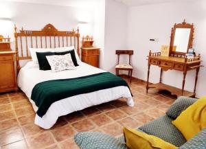 A bed or beds in a room at Hotel Palacio Buenavista