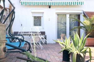 Balkón alebo terasa v ubytovaní Full 2BDR Garden House near to Downtown Metro Free Parking