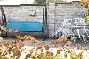 Bazén v ubytovaní Full 2BDR Garden House near to Downtown Metro Free Parking alebo v jeho blízkosti