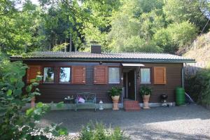 邁森海姆的住宿－Heimbach Charlet，小木屋前面设有长凳