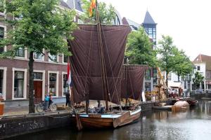 un velero en el agua en una ciudad en Me Oissie, en Egmond aan Zee