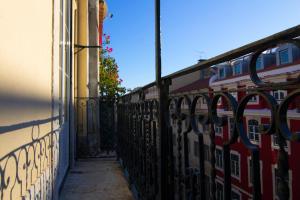 リスボンにあるApartment Baixa/Chiado view Tagusの列車建築の隣の柵