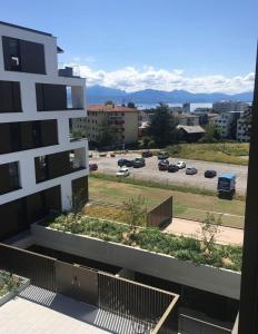 Blick auf einen Parkplatz von einem Gebäude in der Unterkunft B&B Kelly Plus in Lausanne