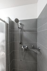 プラハにあるParadise Apartmentのバスルーム(シャワー、シャワーヘッド付)が備わります。