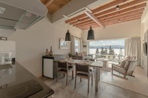 a kitchen and dining room with a table and chairs at Aguila Mora Suites & Spa in San Carlos de Bariloche