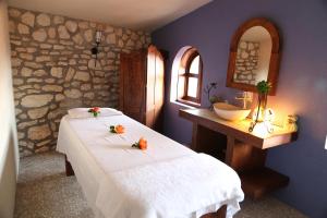 a room with a bed and a sink and a mirror at El Cantar del Viento- Hotel Boutique in Bernal