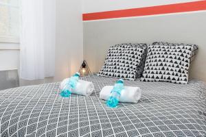 two stuffed animals are sitting on a bed at Studio Pont-Canal in Agen