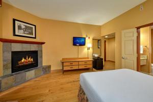a living room filled with furniture and a fire place at Bearskin Lodge on the River in Gatlinburg