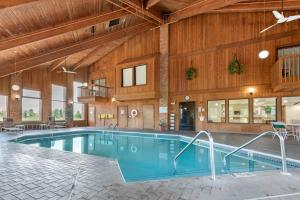 Bazén v ubytování Quality Inn Washington Court House nebo v jeho okolí