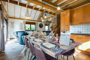 een keuken met een lange tafel en stoelen in een kamer bij La Belle du Bayehon in Malmedy