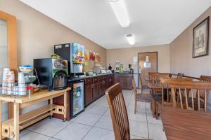 Kuchyň nebo kuchyňský kout v ubytování Quality Inn Washington Court House